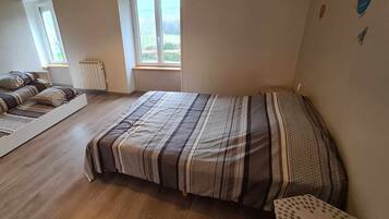 4 slaapkamers, een strijkplank/strijkijzer, gratis wifi