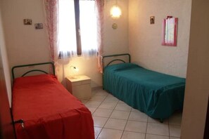 2 chambres, fer et planche à repasser, Wi-Fi, draps fournis