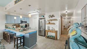 ثلاجة، ميكروويف، فرن، موقد طهي مسطح