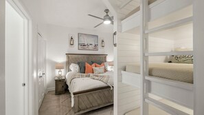 2 عدّة غرف نوم ومكواة/لوح كي وواي فاي مجانًا وملاءات أسرّة