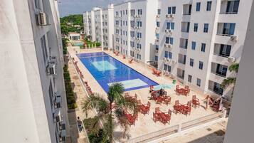 Hồ bơi ngoài trời