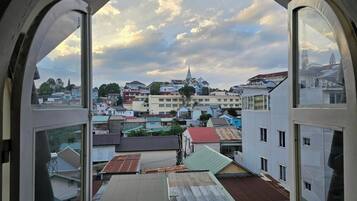 Habitación de lujo, vista a la ciudad | Escritorio, espacio para trabajar con laptop y wifi gratis