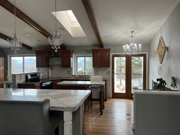 冷蔵庫、電子レンジ、オーブン、コンロ