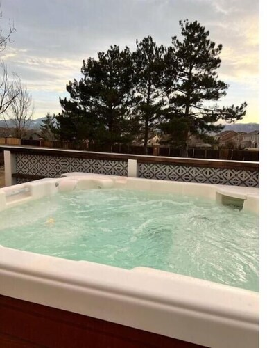 Hot Tub & Mountain Views; Theatre; Sauna; Piano; Two tier deck; Kid’s room