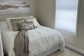 4 bedrooms, WiFi, bed sheets - Cozy 4-bedroom house with AC and WiFi in Centereach, New York.   (Centereach)