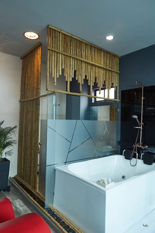 Classic Suite | Bathroom | Free toiletries, hair dryer