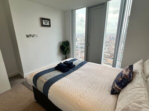 2 bedrooms, free WiFi - Superb High End MCR Apt Sleeps 6 (Manchester)