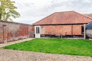 Outdoor dining - 2 Bed Barn conversion (Tibenham)