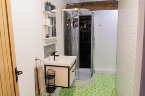 Hair dryer, towels, soap, toilet paper - 2 Bed Barn conversion (Tibenham)