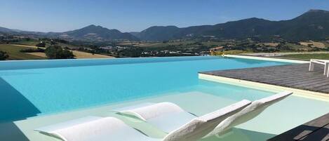 حمّام سباحة خارجي موسمي، مظلات على حمّام السباحة، مقاعد للتشمس