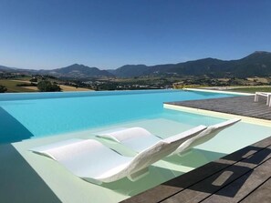 Piscine extérieure (ouverte en saison), parasols de plage