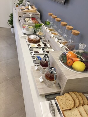 Free daily buffet breakfast  - Serre Alte Landscape luxury Rooms (Matelica)