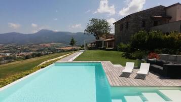 Außenpool (je nach Saison geöffnet), Sonnenschirme, Liegestühle