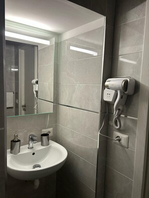 Douche, séchoir à cheveux, bidet, serviettes fournies