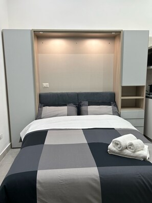 1 chambre, coffre-fort, fer et planche à repasser