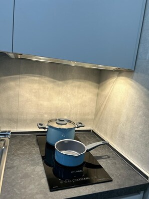 Fridge, microwave, stovetop, coffee/tea maker - Gabry's House-Apartment equipped with all amenities in the center of Naples. (Napoli)