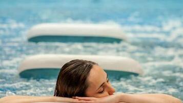 Innenpool, Außenpool (je nach Saison geöffnet)