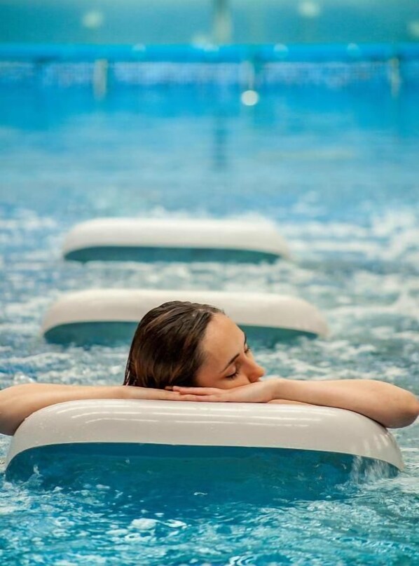 Sisäuima-allas, kauden mukainen ulkouima-allas