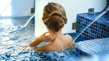 Hồ bơi trong nhà, hồ bơi ngoài trời phục vụ theo mùa