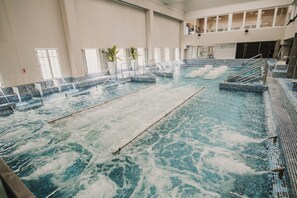 Perushuone, oma kylpyhuone, vuoristonäköala | Oleskelualue | Televisio