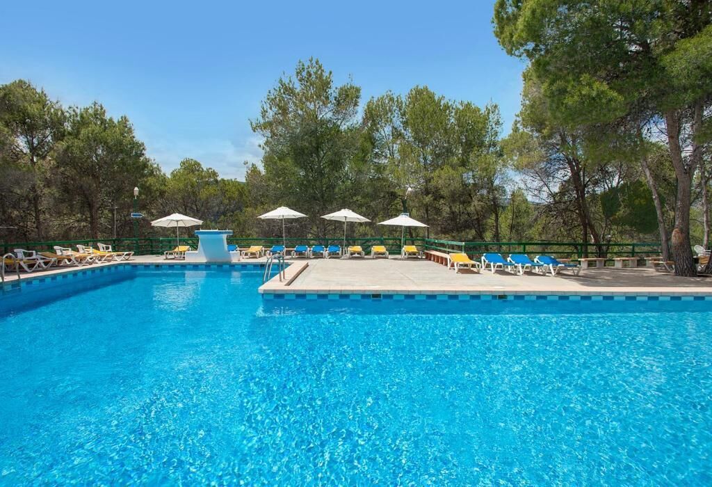 Een binnenzwembad, een seizoensgebonden buitenzwembad