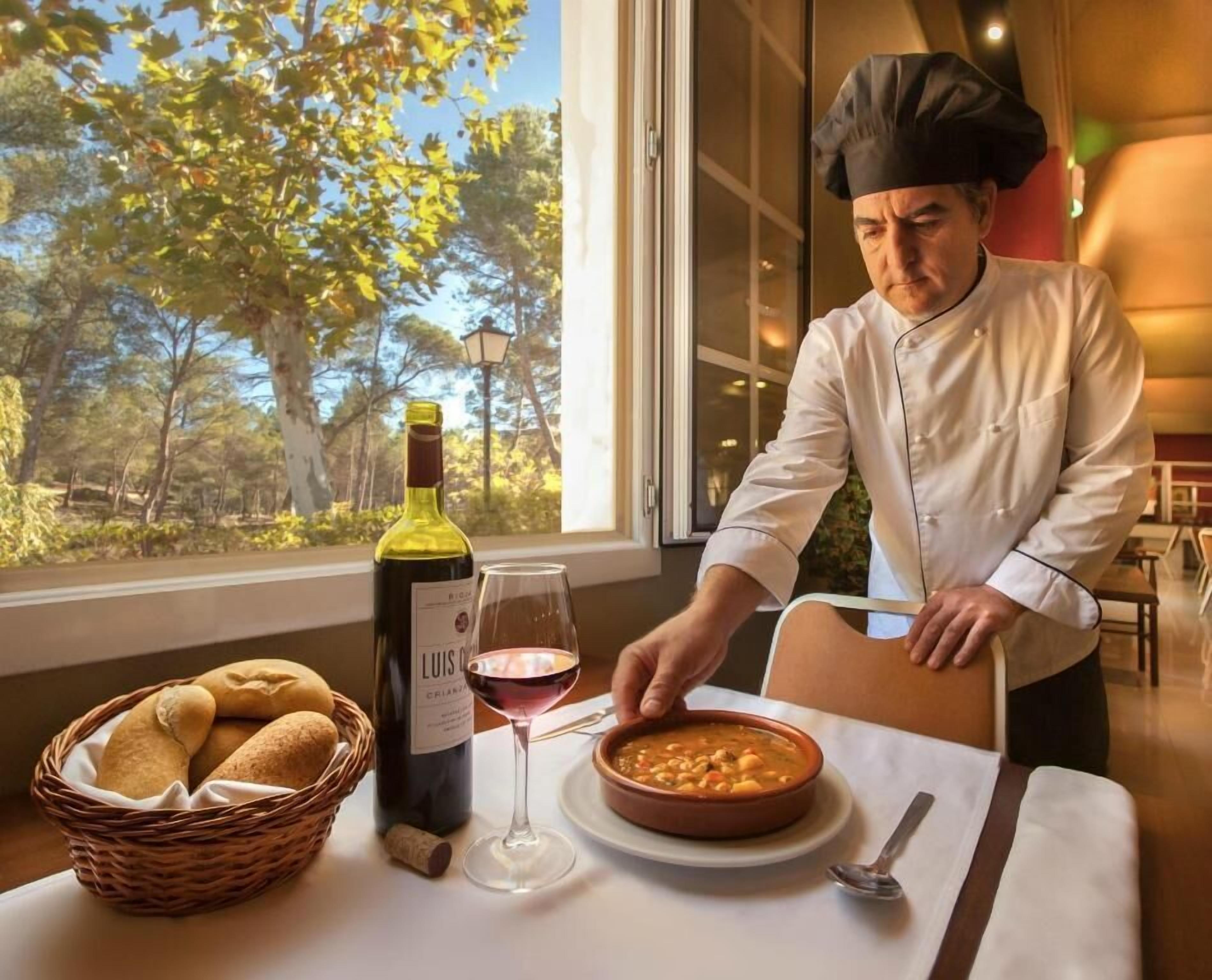 朝食、ランチ、ディナーに営業