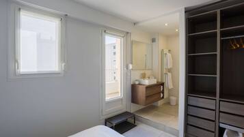 1 slaapkamer, een bureau, een strijkplank/strijkijzer, reisbedje