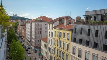 Depuis la basilique de Fourvière, Marie veille sur la ville et sur l'appartement !
Marchez 10 petites minutes pour rejoindre les berges du Rhône.