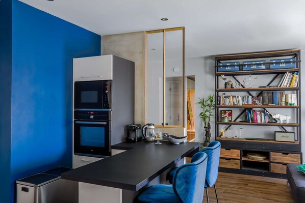 Jääkaappi, mikroaaltouuni, uuni, astianpesukone