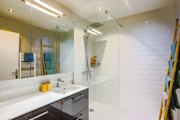Shower, hair dryer, towels