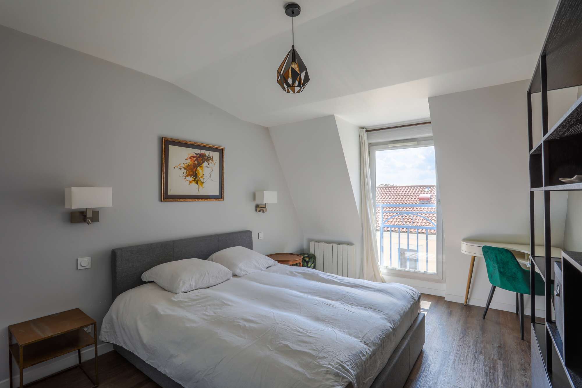 2 soverom, skrivebord, strykejern/-brett og reiseseng for barn