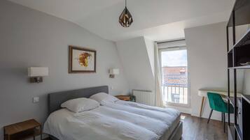 2 soverom, skrivebord, strykejern/-brett og reiseseng for barn