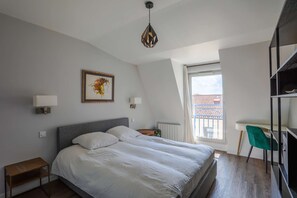 2 makuuhuonetta, työpöytä, silitysrauta/-lauta, vauvan matkasänky