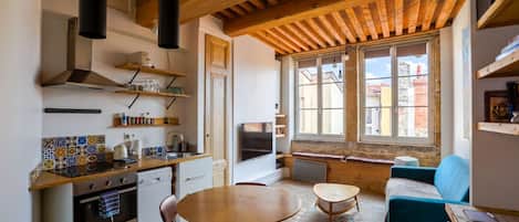 Réfrigérateur, micro-ondes, four, plaque de cuisson