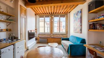 Televisio, DVD-soitin, kirjoja