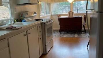 Fridge, oven, stovetop, coffee/tea maker