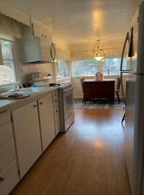 Fridge, oven, stovetop, coffee/tea maker