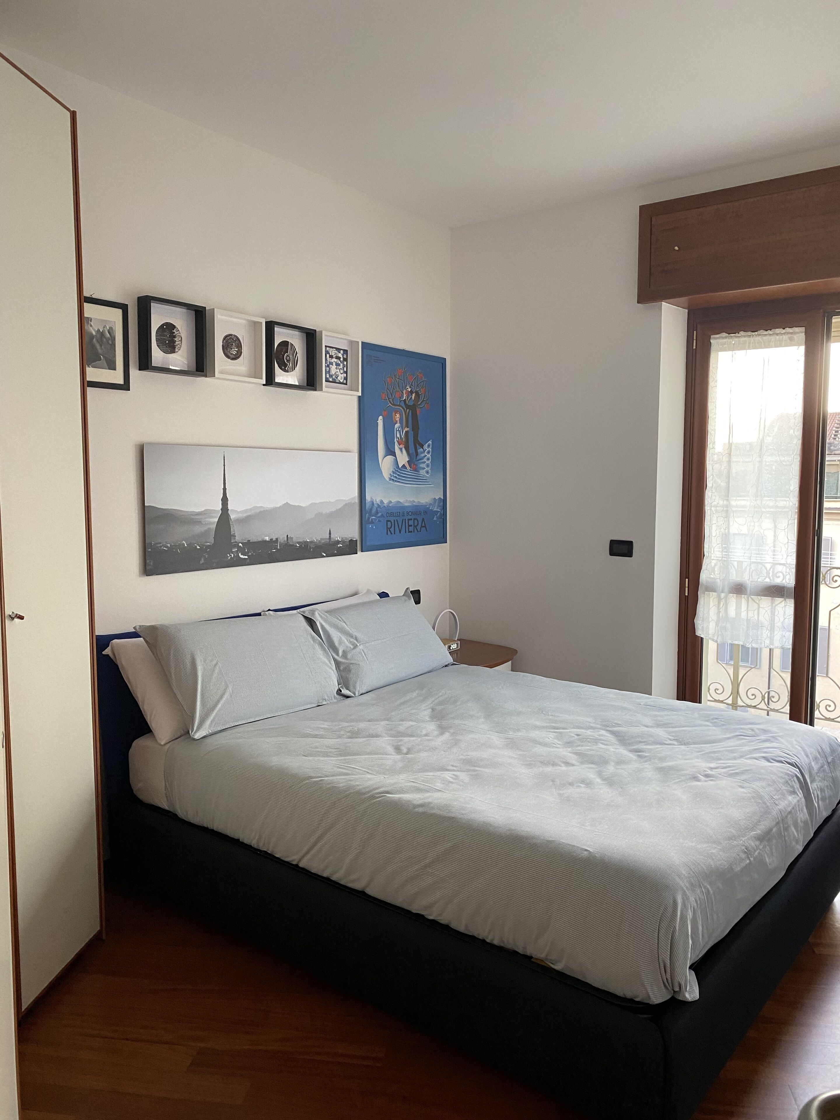 1 camera, una cassaforte in camera, una scrivania, ferro/asse da stiro