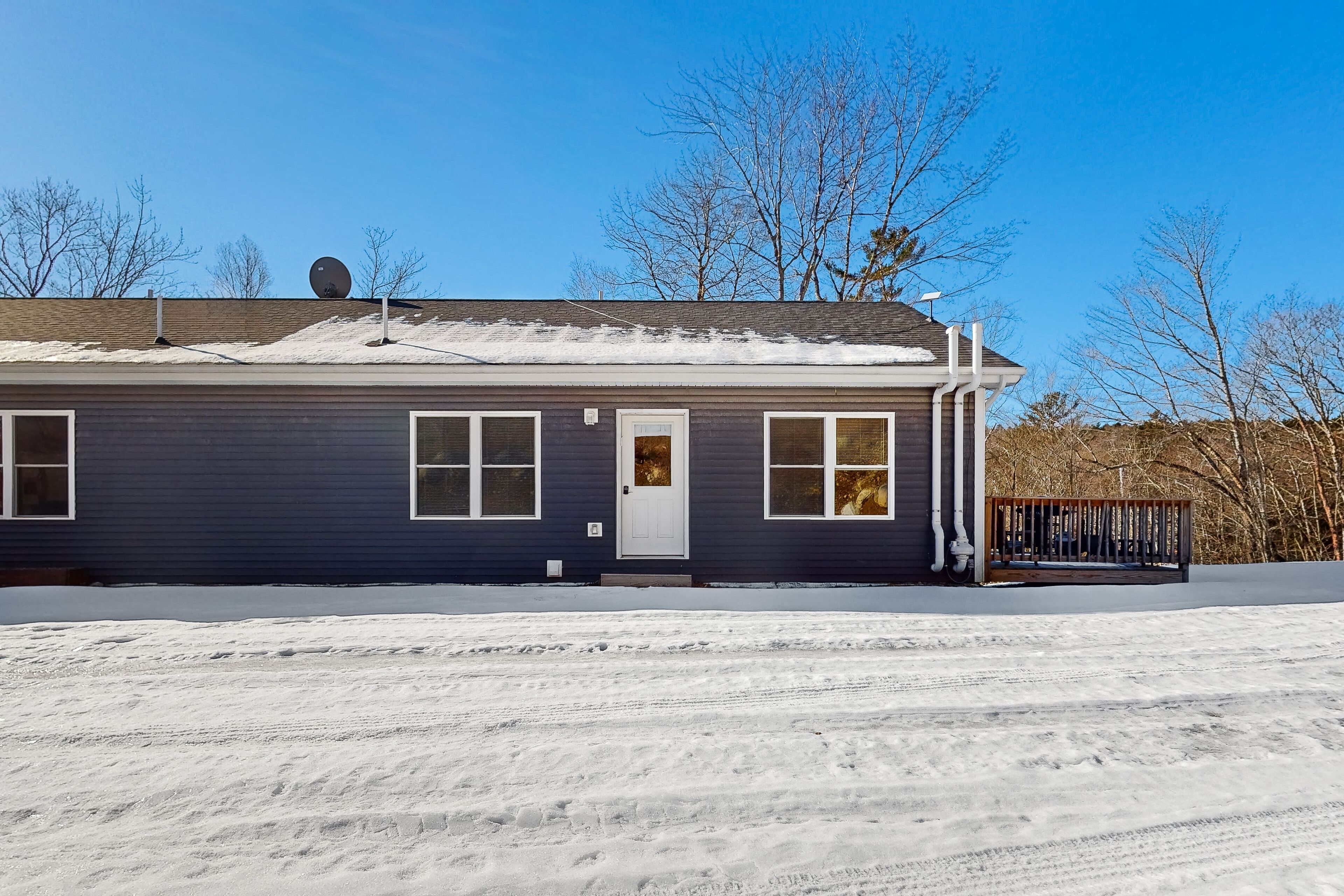 Peaceful duplex with private deck, peaceful views, grill, & private W/D
