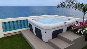 Tina de hidromasaje al aire libre