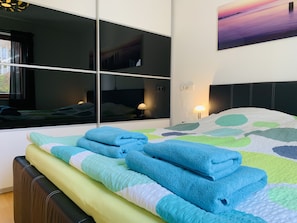 2 bedrooms, iron/ironing board, WiFi, bed sheets - Ferienwohnung Mainaublick Direkt am Bodensee (Uhldingen-Mühlhofen)