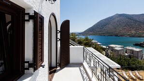 Ingresso di un hotel con vista su una montagna e un corpo d'acqua.