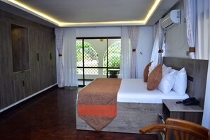Hochwertige Bettwaren, Betten mit Memory-Foam-Matratzen, Schreibtisch