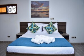 高級寝具、低反発ベッド、デスク、ノートパソコン用作業スペース