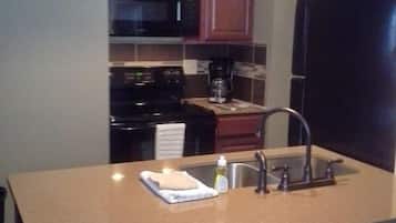 Refrigerador con freezer, microondas, horno, placa de cocina