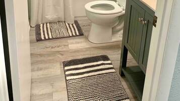 Hiustenkuivaaja, pyyhkeet, saippua, vessapaperi