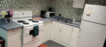Cozy apartment, walking distance to plazas. Airport pickup/drop off offered.