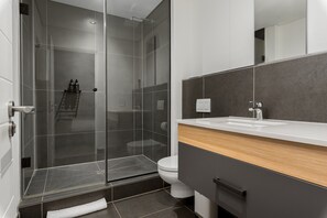 Dusche, Haartrockner, Handtücher, Seife