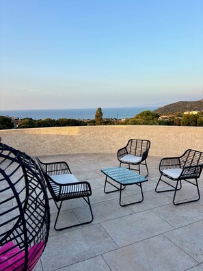 Sitzgelegenheiten im Freien mit Blick auf das Meer.