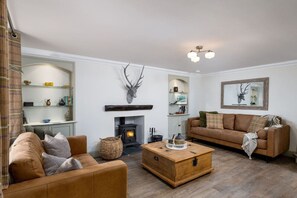 Smart TV, fireplace - The Tranquil Auchterarder 3-bed Cottage (Perth and Kinross)